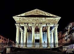 Façade du temple, de nuit.