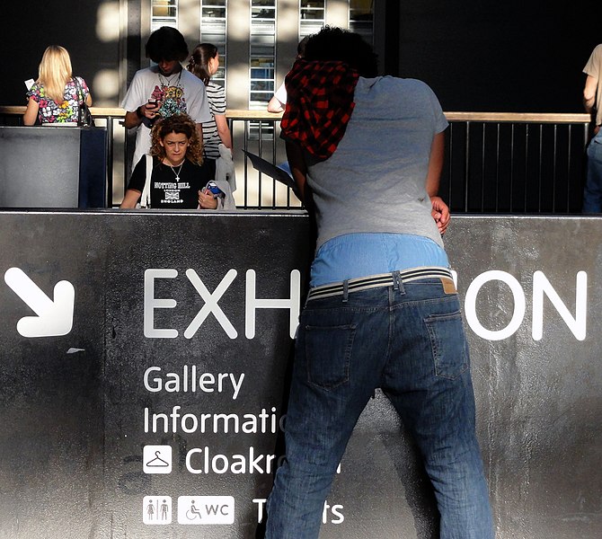 File:Sagger at Tate Modern, London.jpg