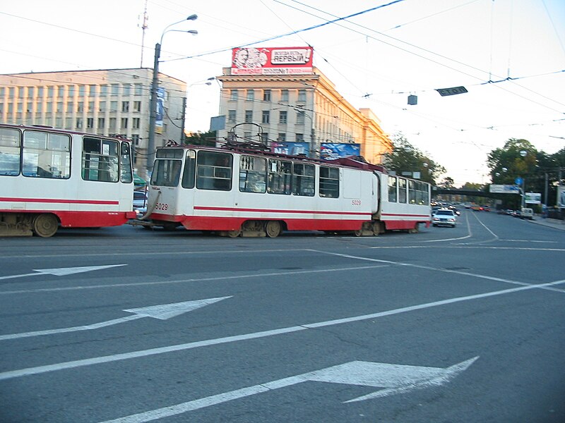 File:Saint Petersburg tram 5029 2005-07 1122588870 Akademika Krylova Street LVS-86.jpg