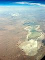 Ein Salzsee in der Wüste Gobi in Asien, aus der Luft gesehen