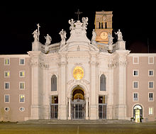 Santa croce di gerusalemme de noche.jpg