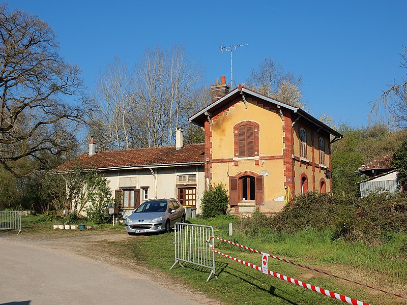 File:Savigny-sur-Clairis-FR-89-paléo gare-04.jpg