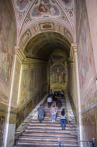 A devoção Scala santa é praticada subindo as escadas de joelhos.