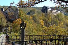 Schloss Schwarzburg: links das Zeughaus, rechts das Schlossgebäude