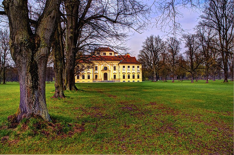 File:Schlosspark Oberschleißheim, Jagdschloss Lustheim, Ostfassade (8679672799).jpg