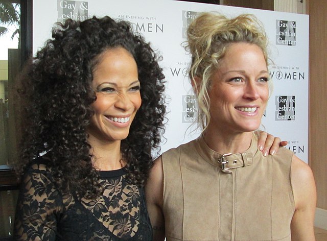 Saum (left) with Teri Polo in 2013