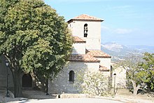 La Collégiale Saint-Pierre, parfois appelée aussi Église Saint-Pierre-aux-Liens, à Six-Fours-les-Plages (Var, Provence maritime), avec son grand micocoulier centenaire ombrageant son entrée actuelle.