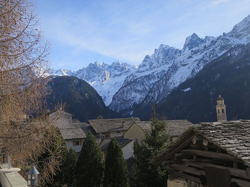 File:Soglio mit Val Bondasca.jpg