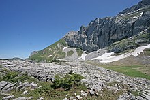 Paysage de lapiaz sous le sommet lors de l'ascension par la face Ouest.