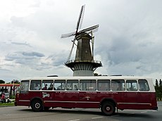Spijkenisse molen Nooit Gedacht met oude bus De Walvis.jpg