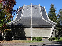 Fotografia a colori di una chiesa circolare con architettura contemporanea.