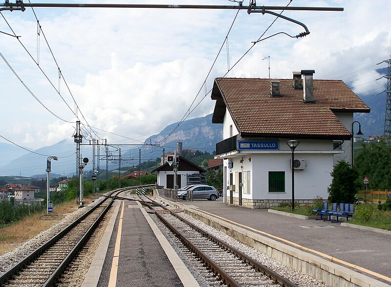 File:Stazione di Tassullo piano binari 20100811.jpg