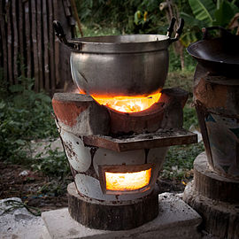 Fourneau à charbon de bois, d'usage encore courant dans les campagnes.