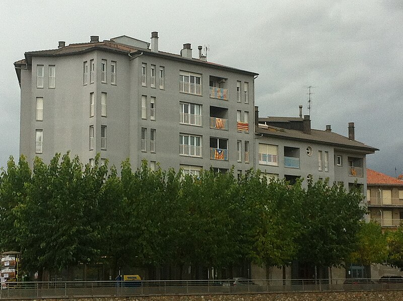 File:Street. Vic. Osona. Catalonian Flags. - panoramio (3).jpg