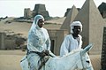 Dezember Frau auf Esel mit Führer vor den Pyramiden von Meroe.