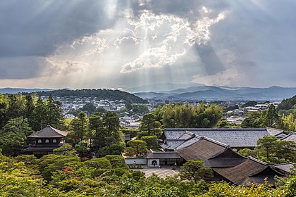 Raios de luz atravessam as nuvens sobre o templo budista Ginkaku-ji (Pavilhão Prateado) e Togudo, Quioto, Japão (definição 6 720 × 4 480)