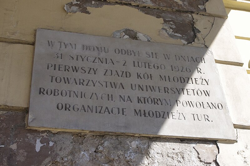 File:Tablica upamiętniająca Towarzystwo Uniwersytetu Robotniczego (TUR) na budynku przy Alejach Jerozolimskich 28 w Warszawie.JPG