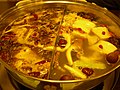 台湾風の鴛鴦火鍋、赤のスープの辛さを抑えていて、中国版と比べると圧倒的に辛くない。