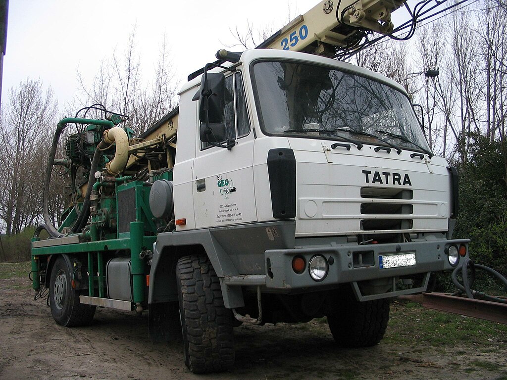 Tatra 815 autocarro 1024px-Tatra_815_mit_Bohrger%C3%A4t_2