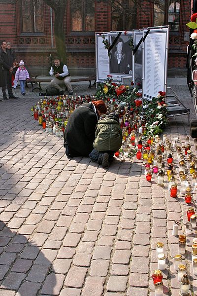 File:Temporary memorial to Lech Kaczyński, Toruń.jpg