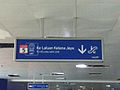 Papan rute yang menunjukkan arah platform ke Jalur 5 atau Rute Kelana Jaya di serambi bawah tanah stasiun LRT Masjid Jamek.