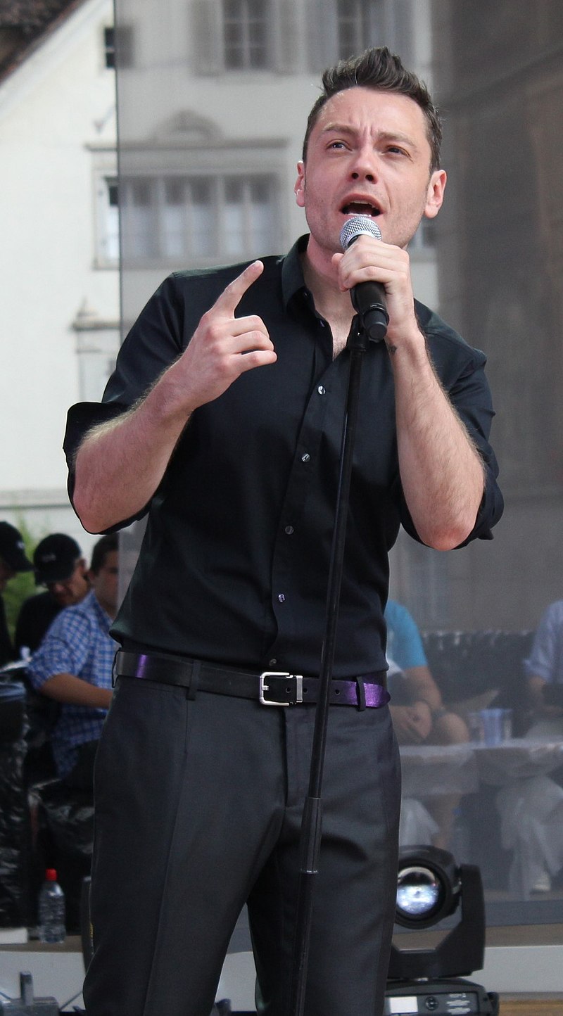 File:Tiziano Ferro in Schwyz (cropped).jpg - Wikimedia Commons