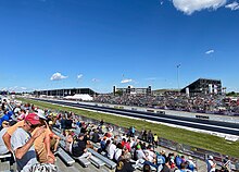 As arquibancadas e a torre oval da pista ao fundo da pista de corrida no World Wide Technology Raceway em Gateway.