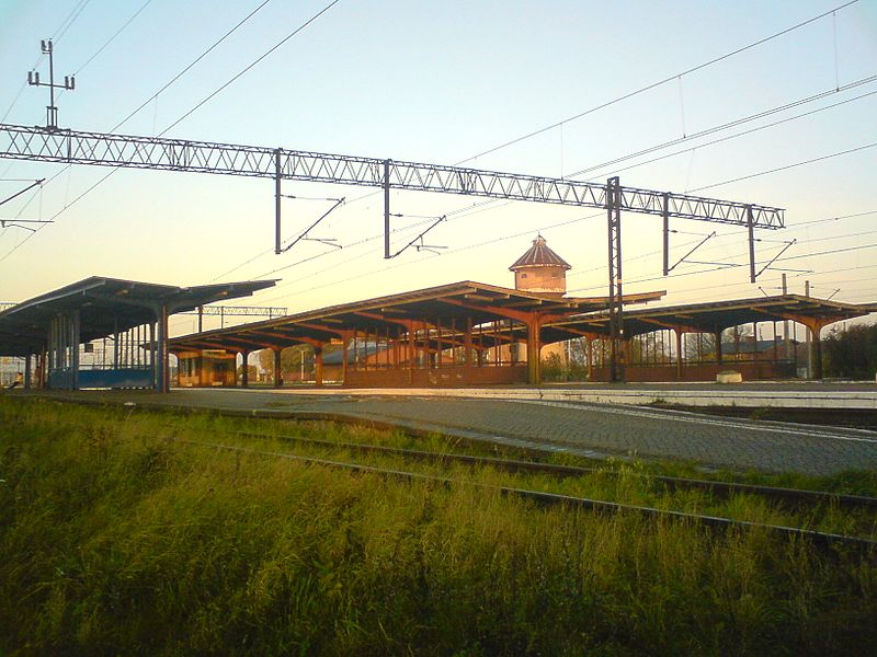 File:Train station in Sławno during sunrise - panoramio.jpg