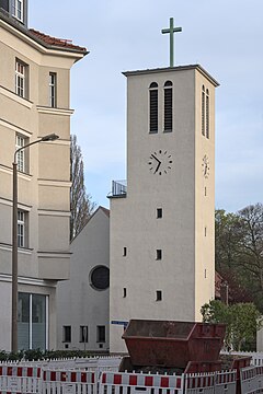 "Turm_der_Trinitatiskirche_mit_Straßenbaustelle.jpg" by User:Augustgeyler