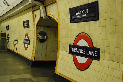 Turnpike Lane UndergrounD Station. (150813-181822)