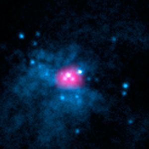 M82 X-2 изображён розовым цветом в центре Messier 82. M82 X-1 находится справа.[1]