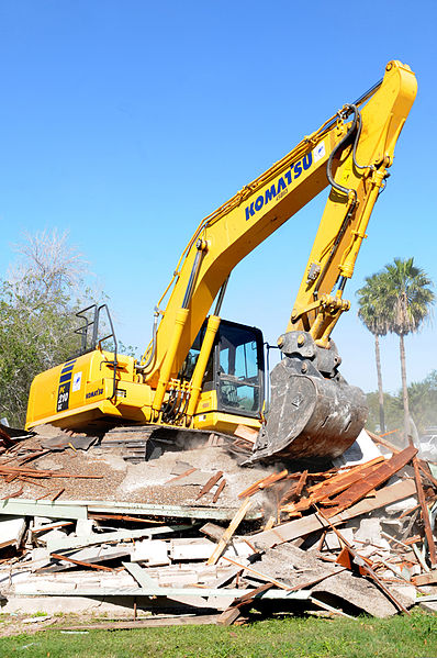 File:U.S. Air Force Tech. Sgt. Carl White Jr., with the 147th Civil Engineer Squadron (CES), Texas Air National Guard, operates heavy equipment to demolish a drug house in Harlingen, Texas, Dec. 16, 2013 131216-Z-BQ644-007.jpg