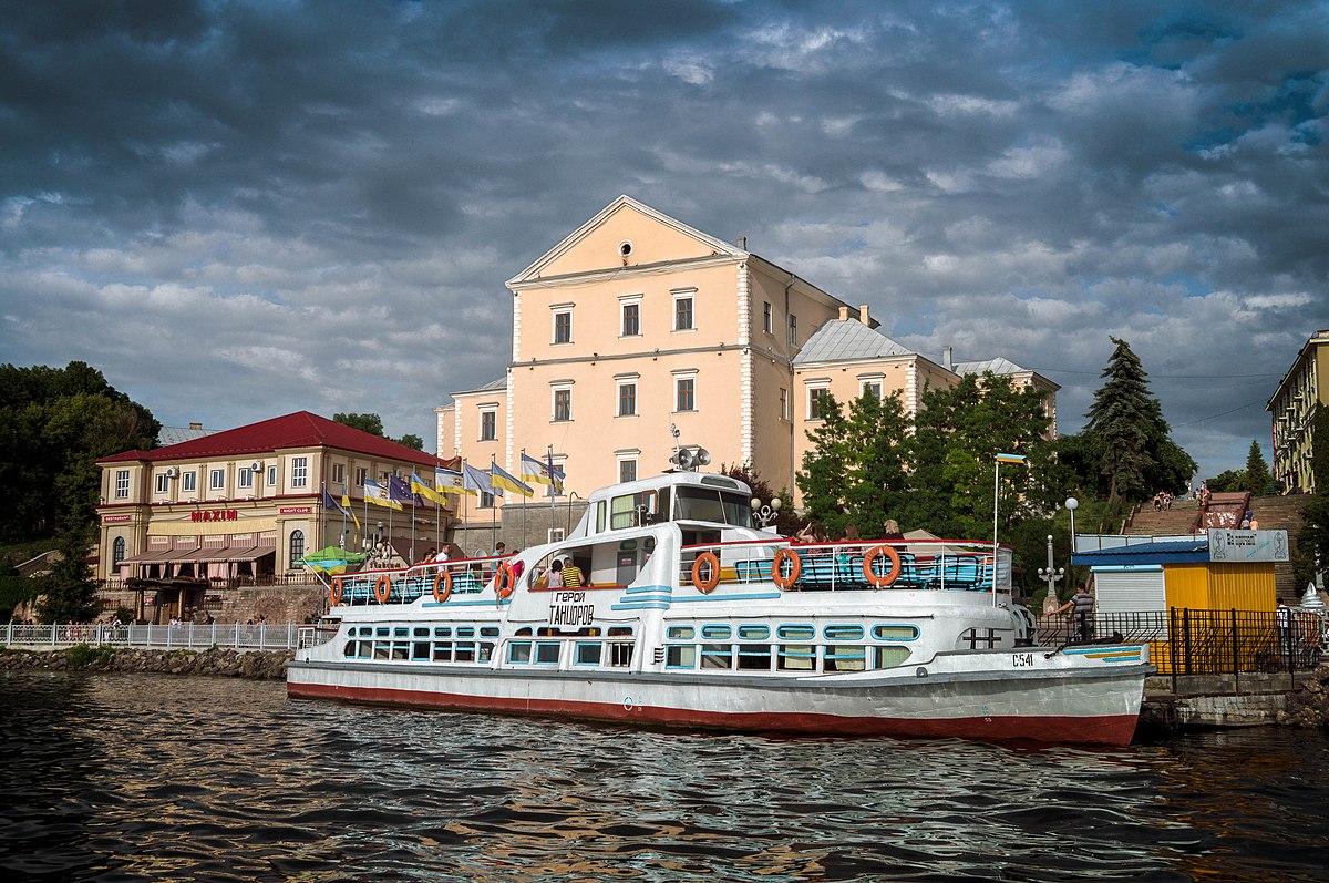 1200px-UA-TE_Ternopil_Buran_18-06-16.JPG