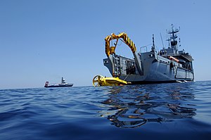 US Navy 050628-N-1464F-001 Das italienische U-Boot-Rettungsfahrzeug SRV-300 wird vom italienischen Bergungsschiff Anteo.jpg aus gestartet