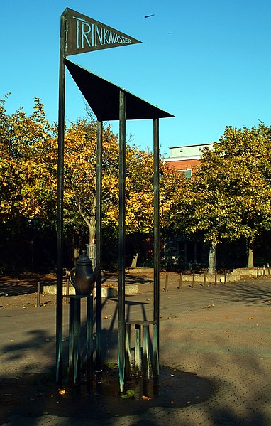 File:Ulrike Enders Trinkwasserbrunnen Hannover Ricklingen August-Holweg-Platz Ansicht von Südost im Herbst.jpg