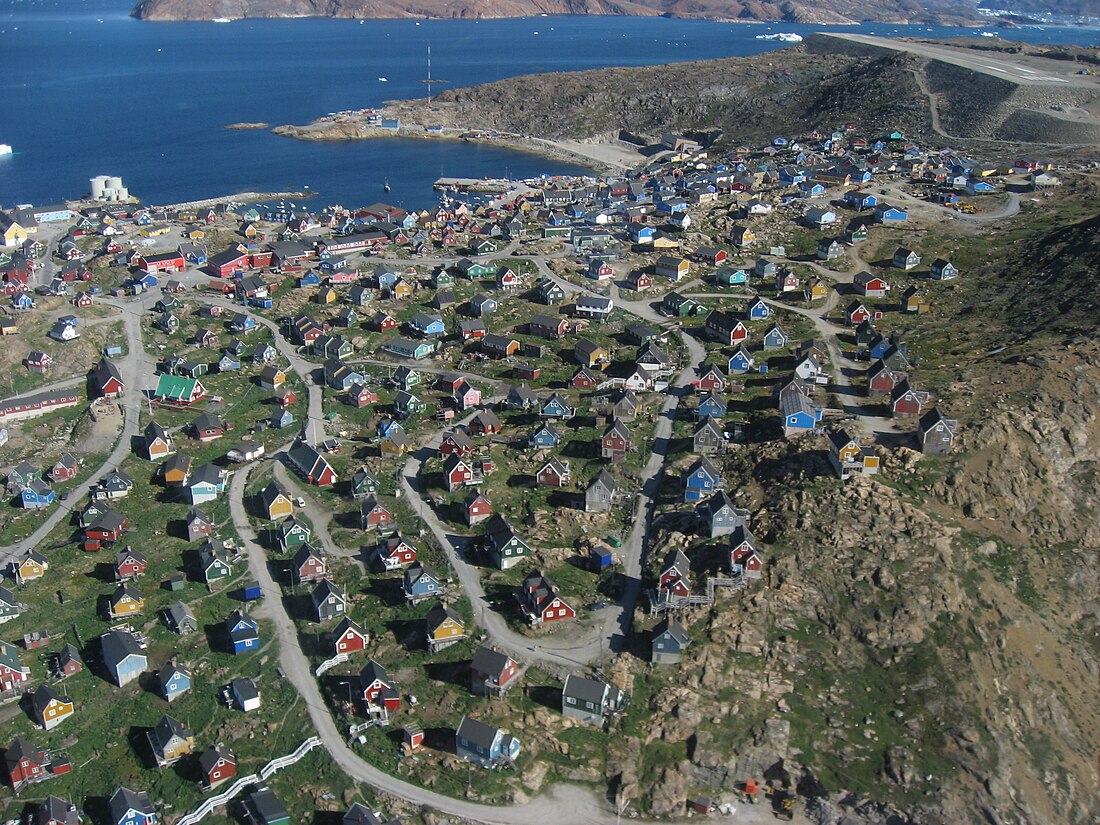 File:Upernavik town aerial 1 2007-07-11.jpg