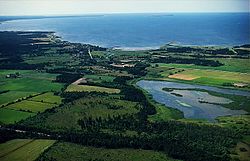 Blick auf See, umliegende Landschaft und Meer