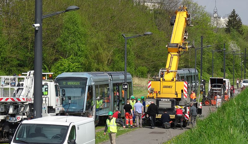 File:Valenciennes & Anzin - Déraillement de la rame de tramway n° 17 à la sortie du dépôt de Saint-Waast le 11 avril 2014 (087).JPG