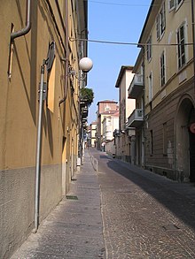 Via Roero seen from the south, in the background the Roero tower of Monteu Via Roero Asti.JPG