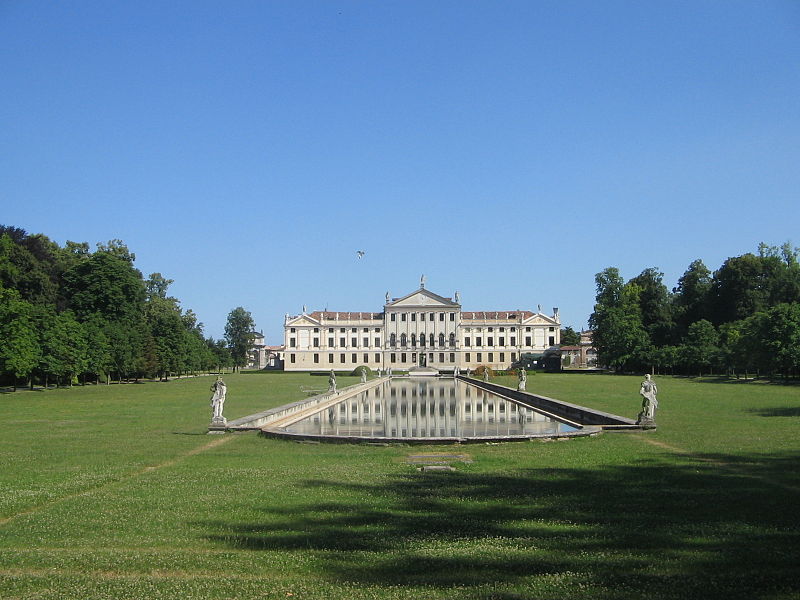 File:Villa Pisani parco & retro.JPG