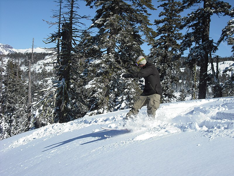 File:Vince C backcountry snowboarding Iron Mtn sno-park hiking - panoramio.jpg