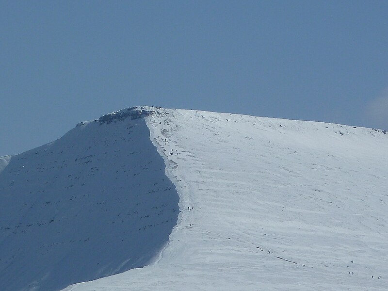 File:Walkers descending Corn Du in snow.jpg