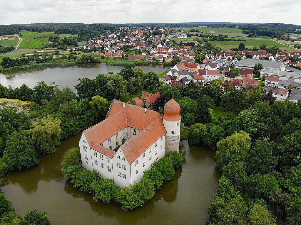 Wasserschloss Neuhaus (Adelsdorf) von Norden Luftaufnahme (2020).jpg