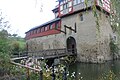 Das Schloss ist komplett von einem Wassergraben umgeben, der als Fischweiher genutzt wird.