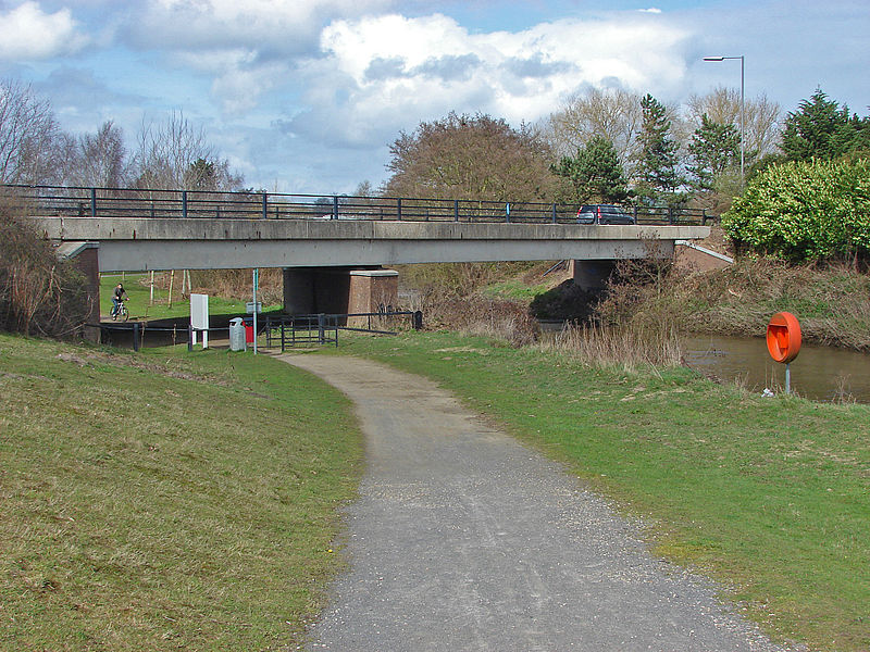 File:Wellington Way bridge, 15 April 2013.jpg