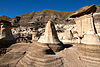 Weitwinkelaufnahme der Hoodoos bei Drumheller.jpg