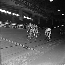 Jan Derksen (center) with Rik Van Steenbergen (right) in the 1958 Six Days of Antwerp Wielerzesdaagse in het sportpaleis te Antwerpen Van links naar rechts Jan Derk, Bestanddeelnr 909-3571.jpg