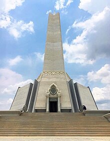 Win-Win Memorial, dedicated to the ending of the Cambodian Civil War in 1998 Win-Win Monument.jpg