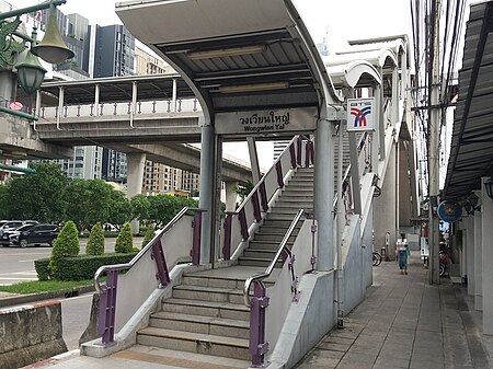 ไฟล์:Wongwian Yai BTS station 20230923-2.jpg