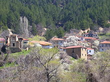 Αραιοχτισμένο χωριό σε βουνοπλαγιά